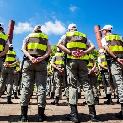  PORTO ALEGRE, RS, BRASIL, 03/01/2018 :  formatura de soldados que reforçarão seis batalhões da Capital. Na praça Itália com a presença do secretário de Segurança Pública do Rio Grande do Sul Cezar Schirmer.  (Omar Freitas/Agência RBS)Indexador: Omar Freitas