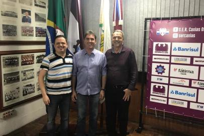 Presidente Vitacir Pellin (D), ao lado dos ex-presidentes Maurício Grezzana (E) e Roberto Delazzeri (C).