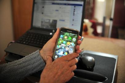  CAXIAS DO SUL, RS, BRASIL, 22/11/2016. Matéria sobre como pessoas da terceira idade convivem com a tecnologia. Suzana Postali Fantinel, 76 anos, mantém, no Face, a página Vivendo São Pelegrino. (Diogo Sallaberry/Agência RBS)