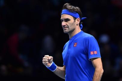  Switzerlands Roger Federer celebrates beating Austrias Dominic Thiem during their mens singles round-robin match on day three of the ATP World Tour Finals tennis tournament at the O2 Arena in London on November 13, 2018. (Photo by Glyn KIRK / AFP)Editoria: SPOLocal: LondonIndexador: GLYN KIRKSecao: tennisFonte: AFPFotógrafo: STR