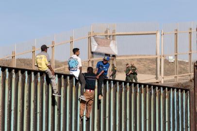 Migrants from poor Central American countries -mostly Hondurans- moving towards the United States in hopes of a better life, are seen near the U.S. border in Playas de Tijuana, Mexico, on November 13, 2018. - US Defence Secretary Jim Mattis said Tuesday he will visit the US-Mexico border, where thousands of active-duty soldiers have been deployed to help border police prepare for the arrival of a caravan of migrants. (Photo by Guillermo Arias / AFP)