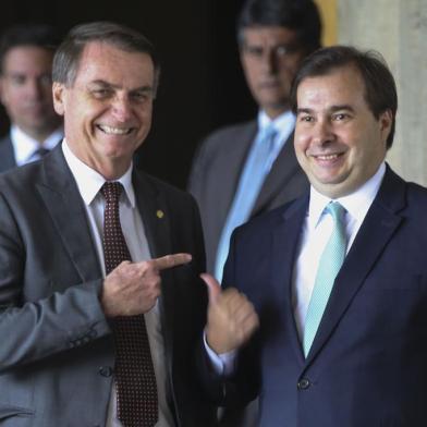 bolsonaro e rodrigo maia após reunião em brasília.