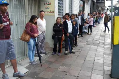 Fila para carteira de identidade de Caxias