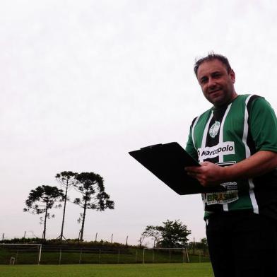  CAXIAS DO SUL, RS, BRASIL, 13/11/2018 - Série de reportagens sobre esporte amador, realizada em parceria com a Radio Gaúcha, jornal Pioneiro e RBS TV. NA FOTO: Leandro Rodrigues Mazotto é treinador da categoria máster do São Francisco, finalista da Copa União. (Marcelo Casagrande/Agência RBS)