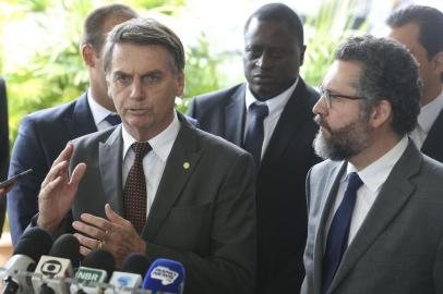 O presidente eleito Jair Bolsonaro e o futuro ministro das Relações Exteriores, embaixador Ernesto Fraga Araújo, concedem entrevista à imprensa no CCBB. Foto: Valter Campanato/Agência Brasil