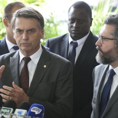 O presidente eleito Jair Bolsonaro e o futuro ministro das Relações Exteriores, embaixador Ernesto Fraga Araújo, concedem entrevista à imprensa no CCBB. Foto: Valter Campanato/Agência Brasil