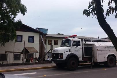 Escola Municipal Gentil Bonato, na Vila Prinstrop, teve que ser abastecida com caminhão-pipa nesta terça-feira.