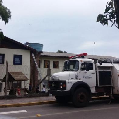 Escola Municipal Gentil Bonato, na Vila Prinstrop, teve que ser abastecida com caminhão-pipa nesta terça-feira.