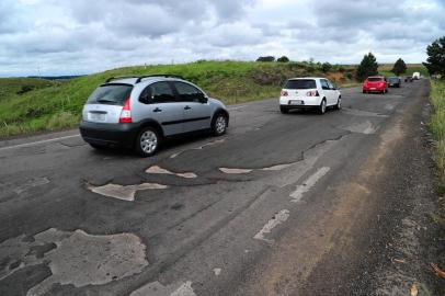  SÃO FRANCISCO DE PAULA, RS, BRASIL, 14/11/2018. Movimento na ERS-453, Rota do Sol, na véspera do feriadão do dia 15/11 (Proclamação da República). Na foto, trecho da rodovia, no Km 236, recapeamento á está todo esburacado, acarretando perigo para motoristas. (Porthus Junior/Agência RBS)