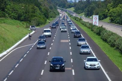 Feriado da Proclamação da República, esta quinta-feira (15) teve movimento intenso na freeway em direção ao Litoral Norte. No decorrer da manhã, a rodovia registrou alguns pontos de lentidão, principalmente após o pedágio desativado de Gravataí.