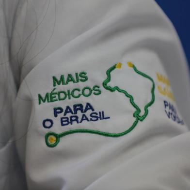  ALFREDO BRENNER, RS, BRASIL, 05-08-2016 : Programa Mais Médicos completa 3 anos. Na foto: Detalhe do jaleco da médica brasileira, Daniela Censi dos Santos. (Foto: ANDRÉ ÁVILA/Agência RBS)Indexador: Andre Avila