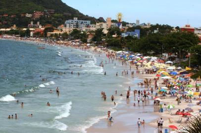  BOMBINHAS,SC,BRASIL,31/07/2012 ( FOTOS ARQUIVO)Bombinhas está entre as cinco melhores praias do Brasil.