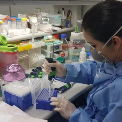 Pesquisadores da Universidade Estadual Paulista (Unesp) sintetizaram um novo composto que inibe a replicação do vírus da hepatite C em diversos estágios de seu ciclo. O estudo, feito com apoio da Fundação de Amparo à Pesquisa do Estado de São Paulo (Fapesp), consistiu na combinação de moléculas já existentes para produzir novos compostos biológicos, método denominado bioconjugação.