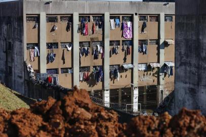  PORTO ALEGRE, RS, BRASIL, 13-07-2018: Obras das novas instalações do Instituto Penal Pio Buck, dentro do Presídio Central de Porto Alegre. Na manhã de sexta feira, comitiva composta pelo Secretário de Segurança Cezar Schirmer e o Procurador Geral de Justiça Marcelo Dornelles visita as obras (FOTO FÉLIX ZUCCO/AGÊNCIA RBS, Editoria de Notícias).