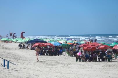  TRAMANDAÍ, RS, BRASIL, 15-11-2018. Turistas e moradores aproveitam o mar de Tramandaí em feriadão de 15 de novembro. (ISADORA NEUMANN/AGÊNCIA RBS)Indexador: ISADORA NEUMANN