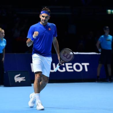  Switzerlands Roger Federer celebrates beating South Africas Kevin Anderson in their mens singles round-robin match on day five of the ATP World Tour Finals tennis tournament at the O2 Arena in London on November 15, 2018. (Photo by Glyn KIRK / AFP)Editoria: SPOLocal: LondonIndexador: GLYN KIRKSecao: tennisFonte: AFPFotógrafo: STR