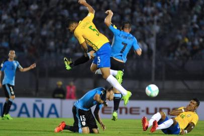  Brazil's midfielder Casemiro (top-L) jumps for the ball with Uruguay's Cristian Rodriguez (top-R) during their 2018 FIFA World Cup qualifier football match at the Centenario stadium in Montevideo, on March 23, 2017. / AFP PHOTO / DANTE FERNANDEZEditoria: SPOLocal: MontevideoIndexador: DANTE FERNANDEZSecao: soccerFonte: AFPFotógrafo: STR