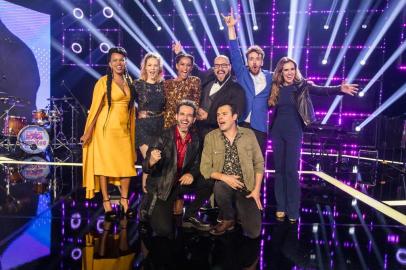 Os apresentadores Tais Araujo e Tiago Abravanel com os finalistas do PopStar, Jeniffer Nascimento, Malu Rodrigues, Joao Cortes, Renata Capucci, Mouhamed Harfouch e Sergio Guize