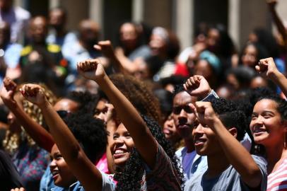  PORTO ALEGRE, RS, BRASIL - No dia da consciência negra, comemorado hoje, negros da UFRGS se reúnem para fazer uma fotografia coletiva.