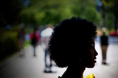  PORTO ALEGRE, RS, BRASIL - No dia da consciência negra, comemorado hoje, negros da UFRGS se reúnem para fazer uma fotografia coletiva.