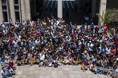  PORTO ALEGRE, RS, BRASIL - No dia da consciência negra, comemorado hoje, negros da UFRGS se reúnem para fazer uma fotografia coletiva.