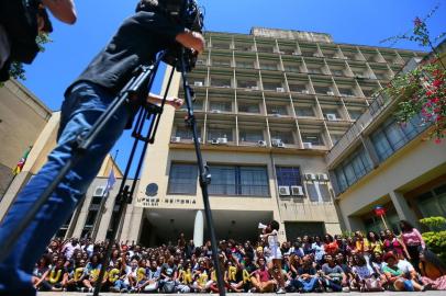  PORTO ALEGRE, RS, BRASIL - No dia da consciência negra, comemorado hoje, negros da UFRGS se reúnem para fazer uma fotografia coletiva.