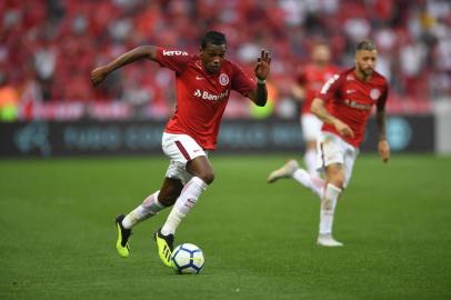 PORTO ALEGRE (RS), 9/9/2018: Edenilson conduz a bola no clássico Gre-Nal do Beira-Rio, válido pela 24ª rodada do Brasileirão. O volante foi o autor do gol da vitória do Inter sobre o Grêmio.