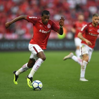 PORTO ALEGRE (RS), 9/9/2018: Edenilson conduz a bola no clássico Gre-Nal do Beira-Rio, válido pela 24ª rodada do Brasileirão. O volante foi o autor do gol da vitória do Inter sobre o Grêmio.