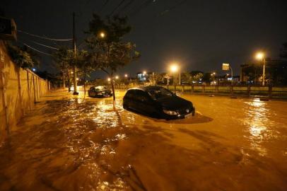 MG - CHUVA-ALAGAMENTO-BELO-HORIZONTE - GERAL - Chuva causa alagamento em frente ao número 1710 da Avenida Professor Clóvis Salgado, Bairro Bandeirantes (Pampulha), em Belo Horizonte (MG), nesta quinta-feira (15). 15/11/2018 - Foto: JÚNIA GARRIDO/FUTURA PRESS/FUTURA PRESS/ESTADÃO CONTEÚDO