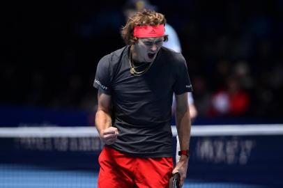  Germanys Alexander Zverev celebrates winning the first set against US player John Isner in their mens singles round-robin match on day six of the ATP World Tour Finals tennis tournament at the O2 Arena in London on November 16, 2018. (Photo by Glyn KIRK / AFP)Editoria: SPOLocal: LondonIndexador: GLYN KIRKSecao: tennisFonte: AFPFotógrafo: STR