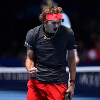  Germanys Alexander Zverev celebrates winning the first set against US player John Isner in their mens singles round-robin match on day six of the ATP World Tour Finals tennis tournament at the O2 Arena in London on November 16, 2018. (Photo by Glyn KIRK / AFP)Editoria: SPOLocal: LondonIndexador: GLYN KIRKSecao: tennisFonte: AFPFotógrafo: STR