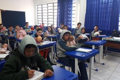 Escola Adventista de Caxias do Sul desenvolve projeto Bebê de Arroz para orientar sobre gravidez precoce. Na foto, alunos de turma do 8º ano com bebês de arroz.