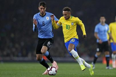  Brazils striker Neymar vies with Uruguays midfielder Rodrigo Bentancur (L) during the international friendly football match between Brazil and Uruguay at The Emirates Stadium in London on November 16, 2018. (Photo by Adrian DENNIS / AFP)Editoria: SPOLocal: LondonIndexador: ADRIAN DENNISSecao: soccerFonte: AFPFotógrafo: STF