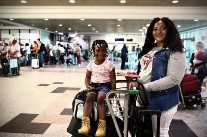  PORTO ALEGRE, RS, BRASIL, 16-11-2018. A haitiana Monette Esperance, 30 anos, vai visitar a família em Porto Principe e volta no dia 30 com os filhos para tentar viabilizar a residência permanente deles em Caxias do Sul.(CARLOS MACEDO/AGÊNCIA RBS)