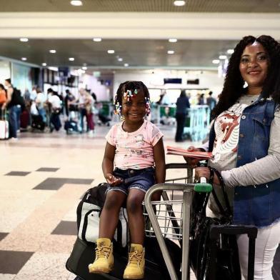  PORTO ALEGRE, RS, BRASIL, 16-11-2018. A haitiana Monette Esperance, 30 anos, vai visitar a família em Porto Principe e volta no dia 30 com os filhos para tentar viabilizar a residência permanente deles em Caxias do Sul.(CARLOS MACEDO/AGÊNCIA RBS)