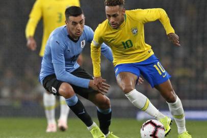  Brazils striker Neymar (R) vies with Uruguays midfielder Matias Vecino during the international friendly football match between Brazil and Uruguay at The Emirates Stadium in London on November 16, 2018. (Photo by Adrian DENNIS / AFP)Editoria: SPOLocal: LondonIndexador: ADRIAN DENNISSecao: soccerFonte: AFPFotógrafo: STF