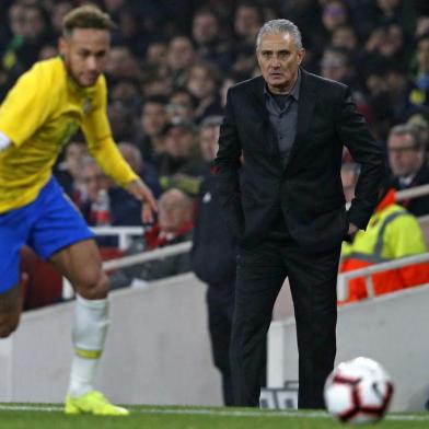  Brazils head coach Tite watches from the touchline as Brazils striker Neymar chases the ball during the international friendly football match between Brazil and Uruguay at The Emirates Stadium in London on November 16, 2018. (Photo by Adrian DENNIS / AFP)Editoria: SPOLocal: LondonIndexador: ADRIAN DENNISSecao: soccerFonte: AFPFotógrafo: STF