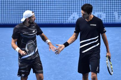  Polands Lukasz Kubot and Brazils Marcelo Melo celebrate a point against Croatias Mate Pavic and Austrias Oliver Marach in their mens doubles round-robin match on day six of the ATP World Tour Finals tennis tournament at the O2 Arena in London on November 16, 2018. (Photo by Glyn KIRK / AFP)Editoria: SPOLocal: LondonIndexador: GLYN KIRKSecao: tennisFonte: AFPFotógrafo: STR