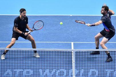  Britains Jamie Murray (R) returns as his partner Brazils Bruno Soares (L) looks on against Colombias Robert Farah and Colombias Juan Sebastian Cabal during their mens doubles round-robin match on day three of the ATP World Tour Finals tennis tournament at the O2 Arena in London on November 13, 2018. (Photo by Glyn KIRK / AFP)Editoria: SPOLocal: LondonIndexador: GLYN KIRKSecao: tennisFonte: AFPFotógrafo: STR