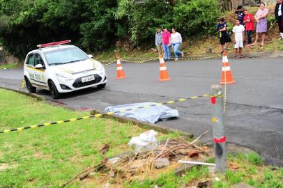  CAXIAS DO SUL, RS, BRASIL, 18/11/2018. Homicídio no bairro Vila Verde. A vítima foi identificada como Wesley Rodrigues Almeida, 26 anos, natural de Caxias do Sul. Este é o segundo crime deste domingo, e o 101º homicídio de 2018. (Porthus Junior/Agência RBS)