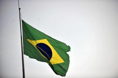  Bandeira do Brasil rasgada na praça da bandeiraIndexador: Diorgenes Pandini