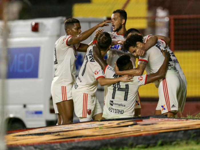 Em 1º jogo após título, Vitória vence e complica o Sport na briga