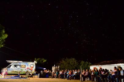 Cinesolar,iniciativa brasileira de cinema itinerante que exibe filmes a partir da energia solar.