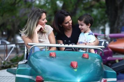 Alice Bastos Neves no Parquinho da Redenção para o vídeo da coluna Sinal Aberto, com o filho, Martin, e a colunista Flávia Requião.