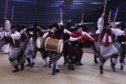 Cinco entidades representam a Serra na etapa final do Enart 2018. Grupos se apresentam em Santa Cruz e tentam uma vaga na finalíssima do domingo. Na foto, grupo Heróis Farroupilhas, de Caxias.