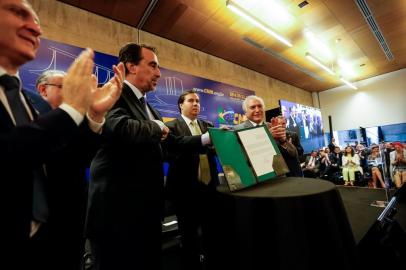 Ministro de Estado da Saúde, Gilberto Occhi, assina determinação para publicação de edital de chamamento público destinado à adesão de medidas do Programa Mais Médicos para o Brasil.Foto: Cesar Itiberê/PR