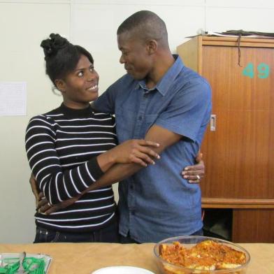 Casal de haitianos Claude Pierre e Lucienne Pierre Lovis ganha festa de casamento no Banco do Vestuário, em Caxias do Sul. Eles se casaram no final de semana e não tinham dinheiro para a festa; nesta segunda, colegas de um curso no Banco do Vestuário fizeram uma festa surpresa para os dois.