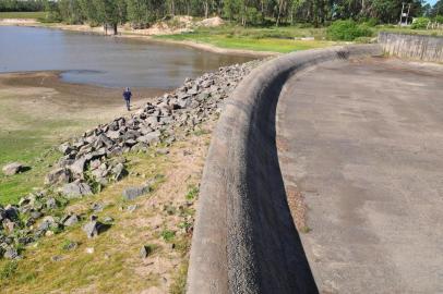  Com a falta de chuvas em Pelotas o Barragem Santa Bárbara, principal reservatório de abastecimento de água otável da cidade, esta muito abaixo do nivel normal.