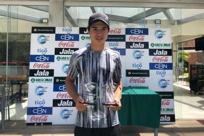  O caxiense Gustavo Tedesco (Tennis Route) conquistou no final de semana os títulos de simples e duplas do torneio Condor de Plata, em Cochabamba, na Bolívia. O evento na categoria 14 anos conta importantes pontos para o ranking sul-americano da Cosat e para a gira europeia de 2019, com os maiores eventos da próxima temporada.