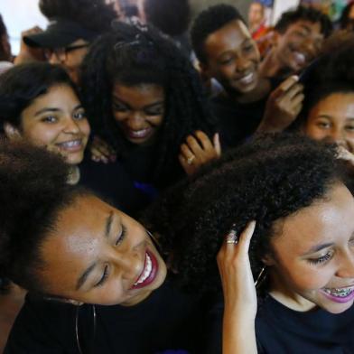  PORTO ALEGRE, RS, BRASIL, 19-11-2018: Ação do projeto de empoderamento Crespo Sim, do grupo Empoderadas IG, na Escola Municipal de Ensino Fundamental Alberto Pasqualini, no Bairro Restinga (FOTO FÉLIX ZUCCO/AGÊNCIA RBS, Editoria de Geral).